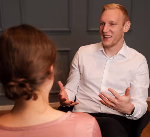 Martin Danel im Einzelgespräch mit einem Klienten
