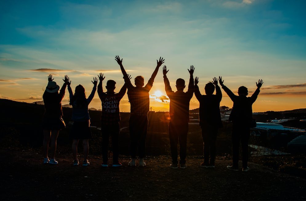 Gruppe im Sonnenuntergang